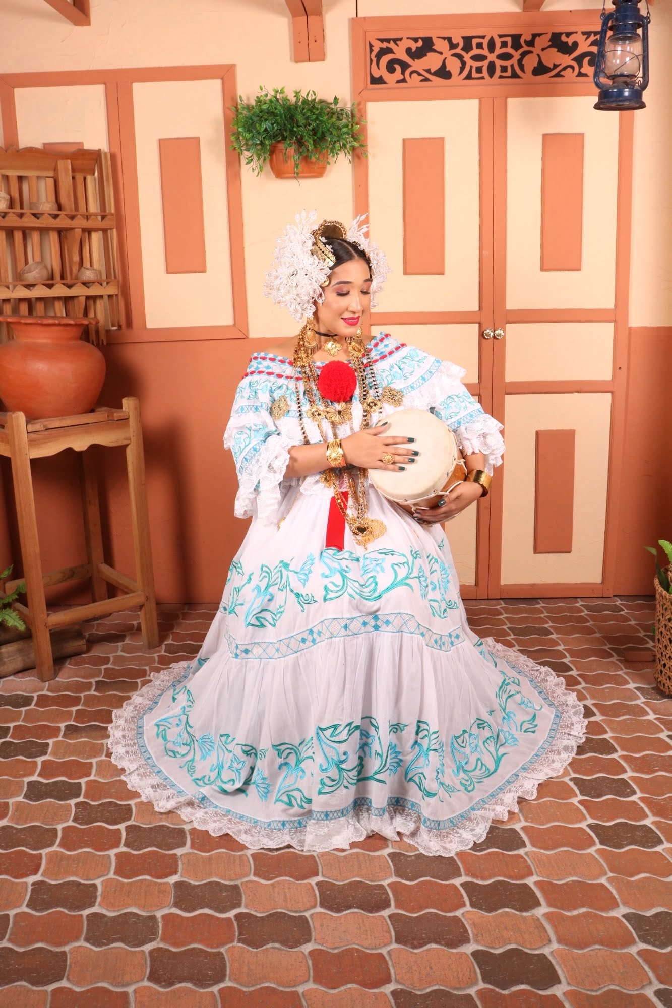 Arielka con traje típico dominicano